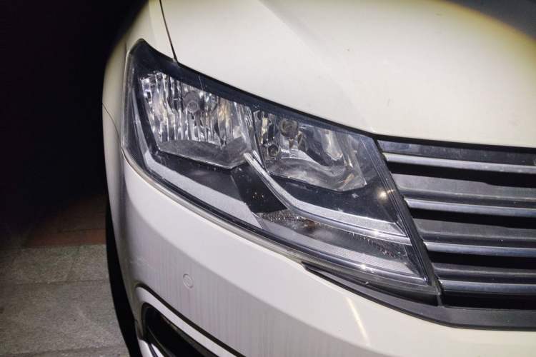 Used Volkswagen Gran Lavida 2015 1.6L Automatic Comfort Edition Right Front Headlight