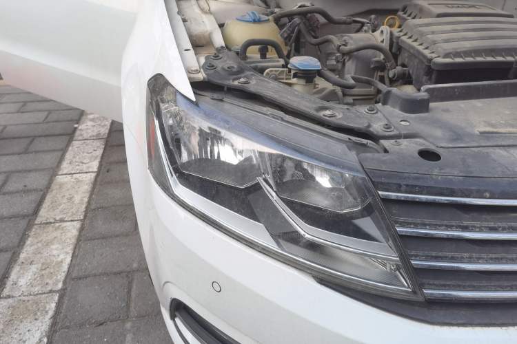 Used Volkswagen Gran Lavida 2015 1.6L Automatic Comfort Edition Right Front Headlight