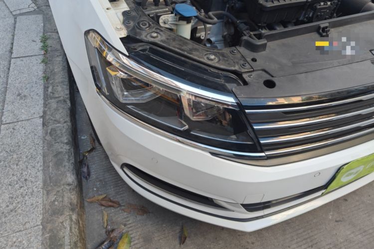 Used Volkswagen Gran Lavida 2015 1.6L Automatic Comfort Edition Right Front Headlight