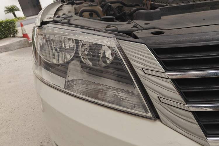 Used Volkswagen Gran Lavida 2015 1.6L Automatic Comfort Edition Right Front Headlight