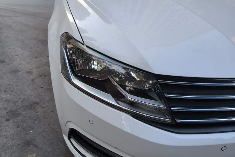 Used Volkswagen Gran Lavida 2015 1.6L Automatic Comfort Edition Right Front Headlight