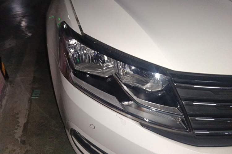 Used Volkswagen Gran Lavida 2015 1.6L Automatic Comfort Edition Right Front Headlight