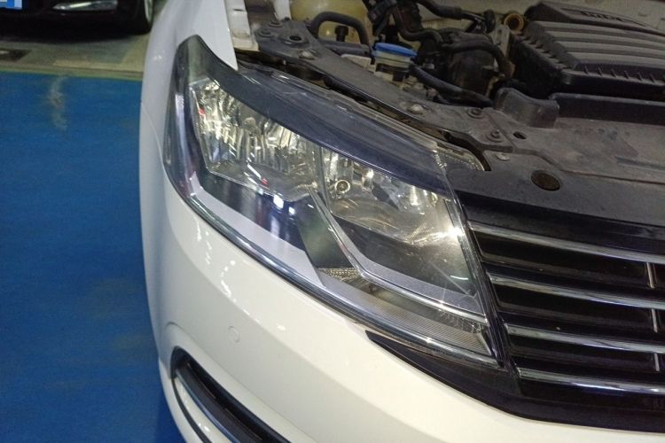 Used Volkswagen Gran Lavida 2015 1.6L Automatic Comfort Edition Right Front Headlight