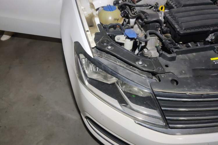 Used Volkswagen Gran Lavida 2015 1.6L Automatic Comfort Edition Right Front Headlight