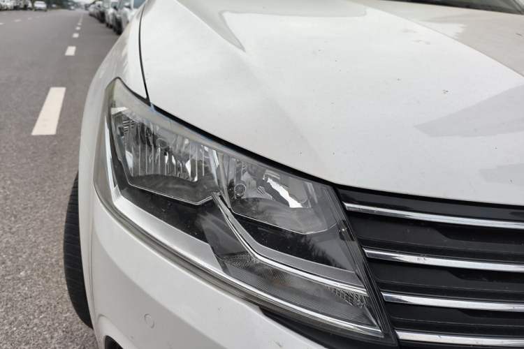 Used Volkswagen Gran Lavida 2015 1.6L Automatic Comfort Edition Right Front Headlight