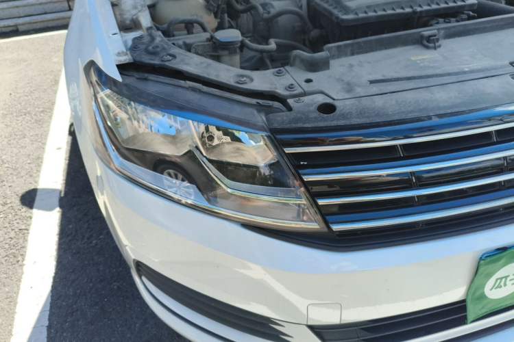 Used Volkswagen Gran Lavida 2015 1.6L Automatic Fashion Edition Right Front Headlight
