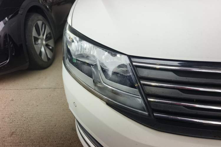 Used Volkswagen Gran Lavida 2015 1.6L Automatic Comfort Edition Right Front Headlight