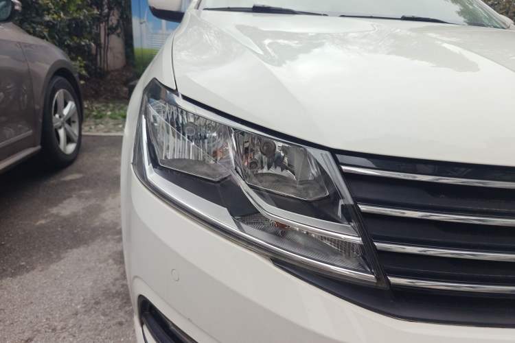 Used Volkswagen Gran Lavida 2015 1.6L Automatic Comfort Edition Right Front Headlight