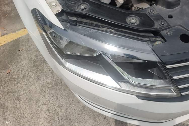 Used Volkswagen Gran Lavida 2015 1.6L Automatic Comfort Edition Right Front Headlight