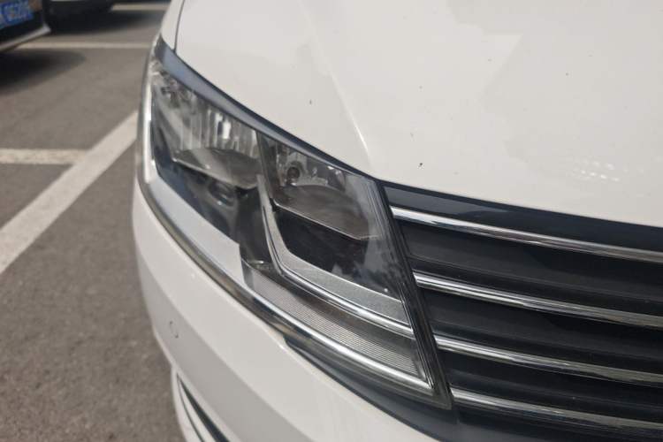 Used Volkswagen Gran Lavida 2015 1.6L Automatic Comfort Edition Right Front Headlight