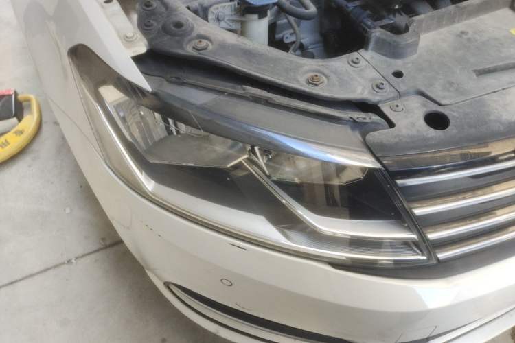 Used Volkswagen Gran Lavida 2015 1.6L Automatic Comfort Edition Right Front Headlight