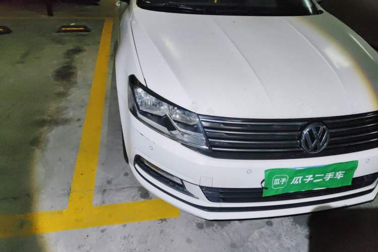 Used Volkswagen Gran Lavida 2015 1.6L Manual Comfort Edition Right Front Headlight