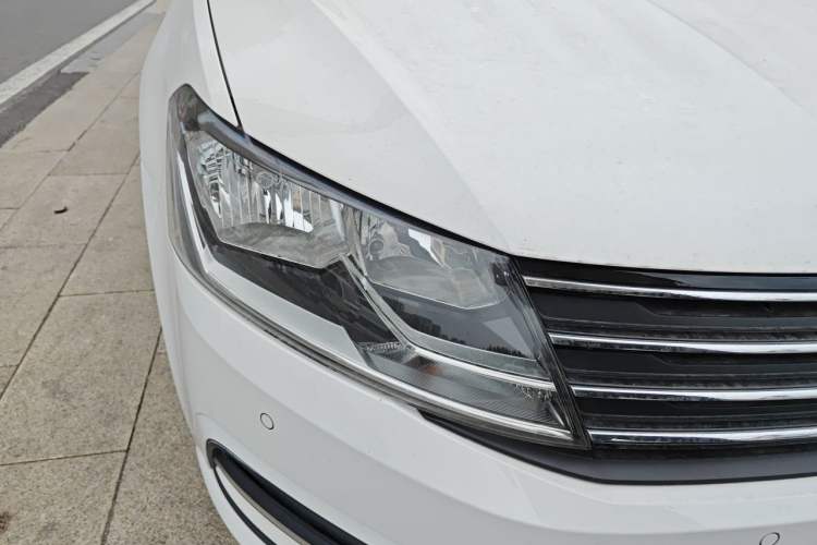 Used Volkswagen Gran Lavida 2015 1.6L Automatic Comfort Edition Right Front Headlight