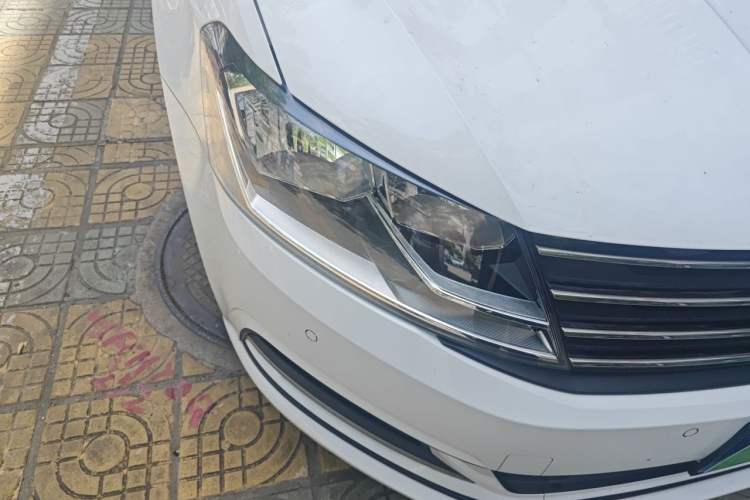 Used Volkswagen Gran Lavida 2015 1.6L Automatic Comfort Edition Right Front Headlight