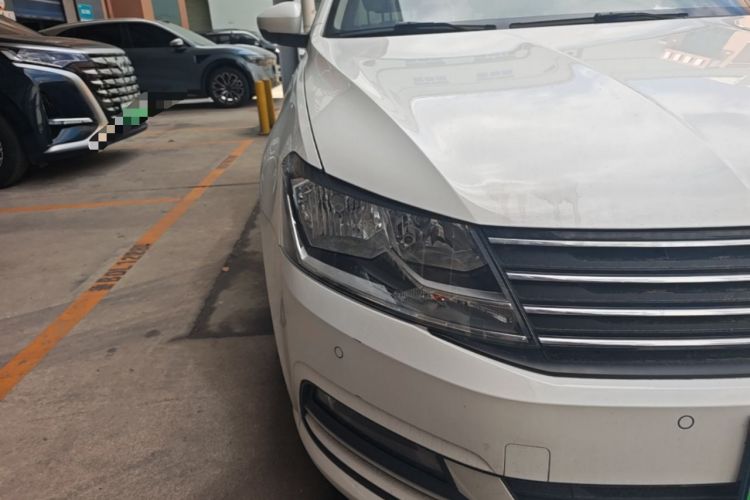 Used Volkswagen Gran Lavida 2015 1.6L Automatic Comfort Edition Right Front Headlight