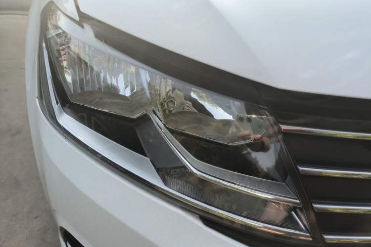 Used Volkswagen Gran Lavida 2015 1.6L Automatic Fashion Edition Right Front Headlight