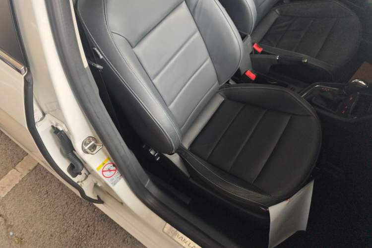 Used Volkswagen Gran Lavida 2015 1.6L Automatic Comfort Edition Right Front Seat