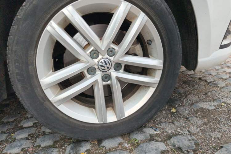 Used Volkswagen Gran Lavida 2015 1.6L Automatic Comfort Edition Right Front Wheel Hub