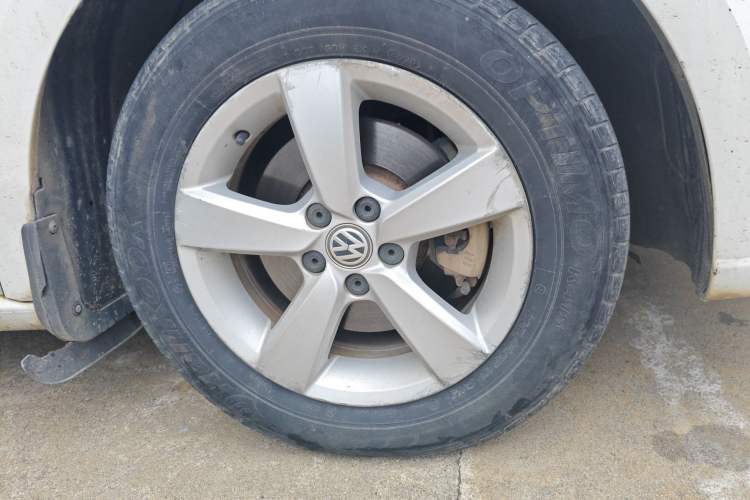 Used Volkswagen Gran Lavida 2015 1.6L Manual Fashion Edition Right Front Wheel Hub