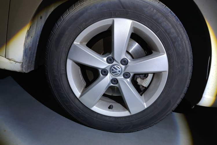 Used Volkswagen Gran Lavida 2015 1.6L Automatic Fashion Edition Right Front Wheel Hub