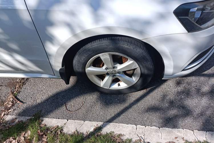 Used Volkswagen Gran Lavida 2015 1.6L Automatic Fashion Edition Right Front Wheel Hub