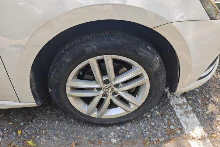 Used Volkswagen Gran Lavida 2015 1.6L Automatic Comfort Edition Right Front Wheel Hub