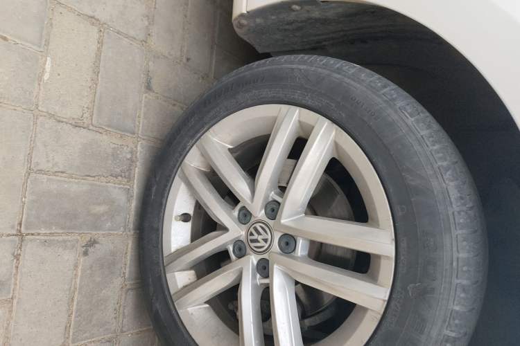 Used Volkswagen Gran Lavida 2015 1.6L Automatic Comfort Edition Right Front Wheel Hub