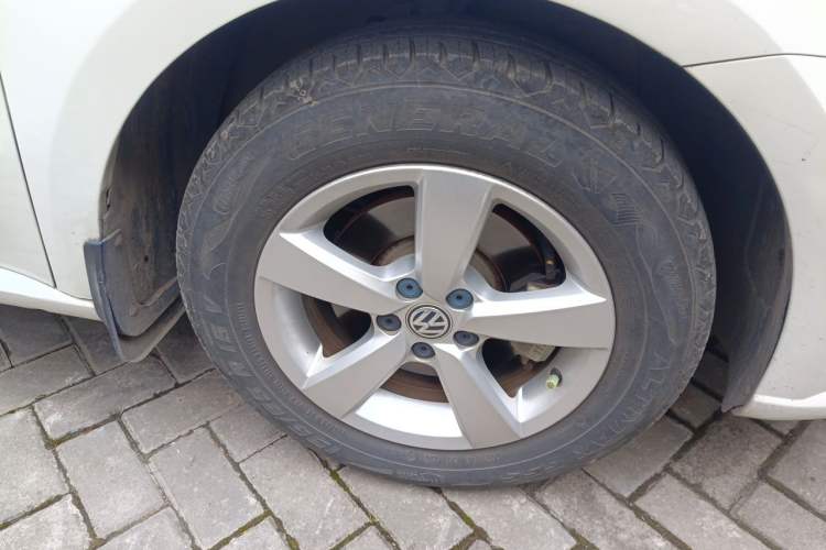 Used Volkswagen Gran Lavida 2015 1.6L Automatic Fashion Edition Right Front Wheel Hub