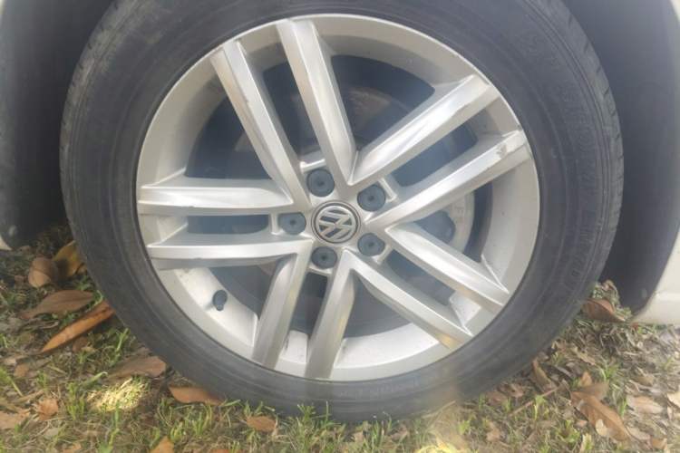 Used Volkswagen Gran Lavida 2015 1.6L Automatic Comfort Edition Right Front Wheel Hub