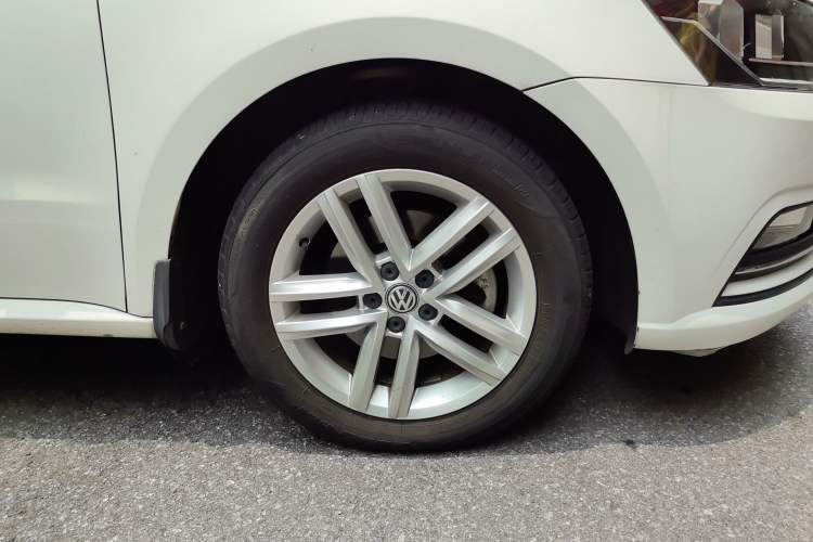 Used Volkswagen Gran Lavida 2015 1.6L Automatic Comfort Edition Right Front Wheel Hub