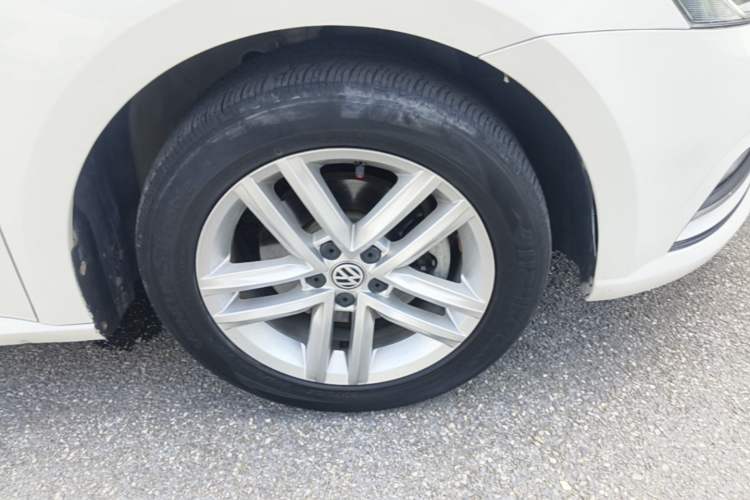 Used Volkswagen Gran Lavida 2015 1.6L Automatic Comfort Edition Right Front Wheel Hub