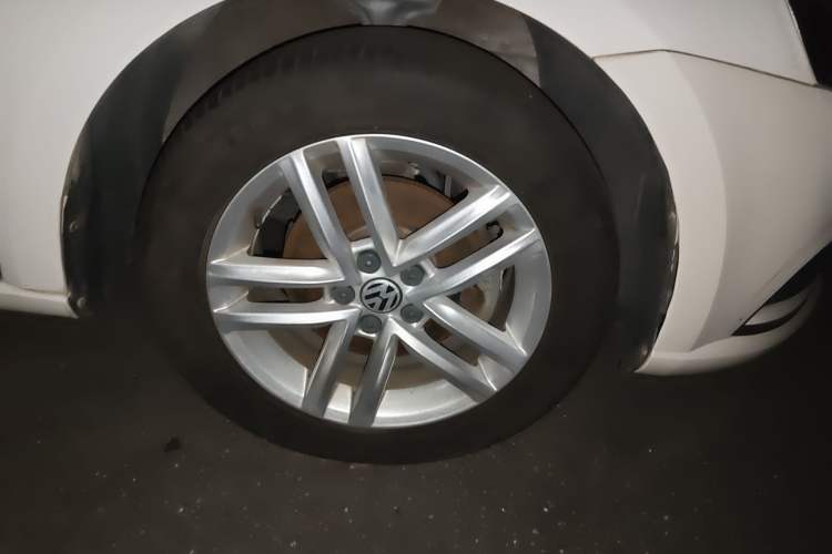 Used Volkswagen Gran Lavida 2015 1.6L Automatic Comfort Edition Right Front Wheel Hub