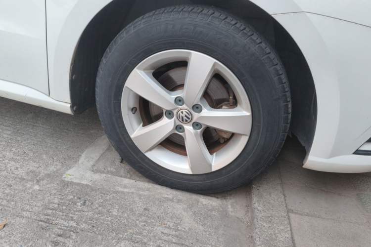 Used Volkswagen Gran Lavida 2015 1.6L Automatic Fashion Edition Right Front Wheel Hub