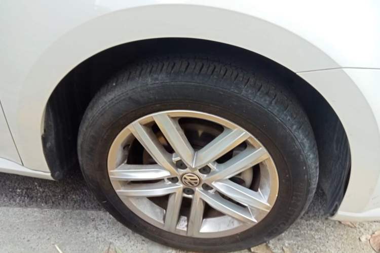 Used Volkswagen Gran Lavida 2015 230TSI DSG Comfort Edition Right Front Wheel Hub