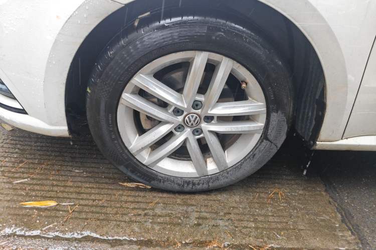 Used Volkswagen Gran Lavida 2015 1.6L Automatic Comfort Edition Right Front Wheel Hub