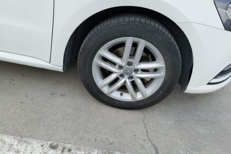 Used Volkswagen Gran Lavida 2015 1.6L Automatic Comfort Edition Right Front Wheel Hub