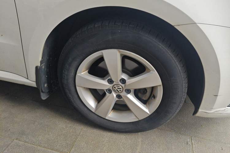 Used Volkswagen Gran Lavida 2015 1.6L Automatic Fashion Edition Right Front Wheel Hub