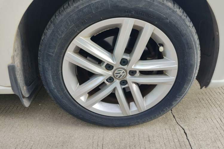 Used Volkswagen Gran Lavida 2015 1.6L Automatic Comfort Edition Right Front Wheel Hub