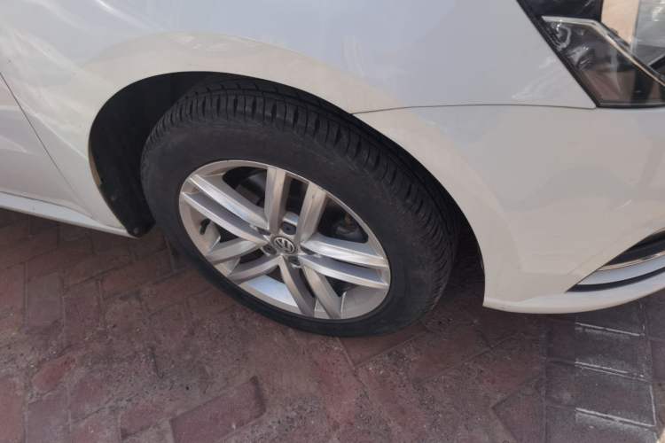 Used Volkswagen Gran Lavida 2015 1.6L Automatic Comfort Edition Right Front Wheel Hub