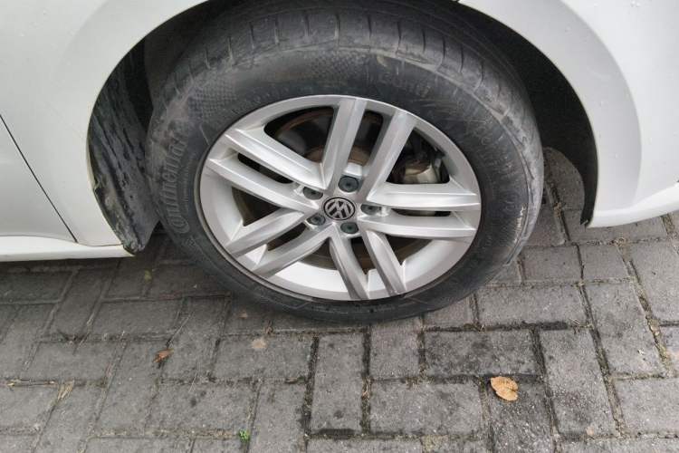 Used Volkswagen Gran Lavida 2015 1.6L Automatic Comfort Edition Right Front Wheel Hub