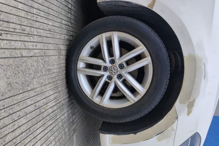 Used Volkswagen Gran Lavida 2015 1.6L Automatic Comfort Edition Right Front Wheel Hub
