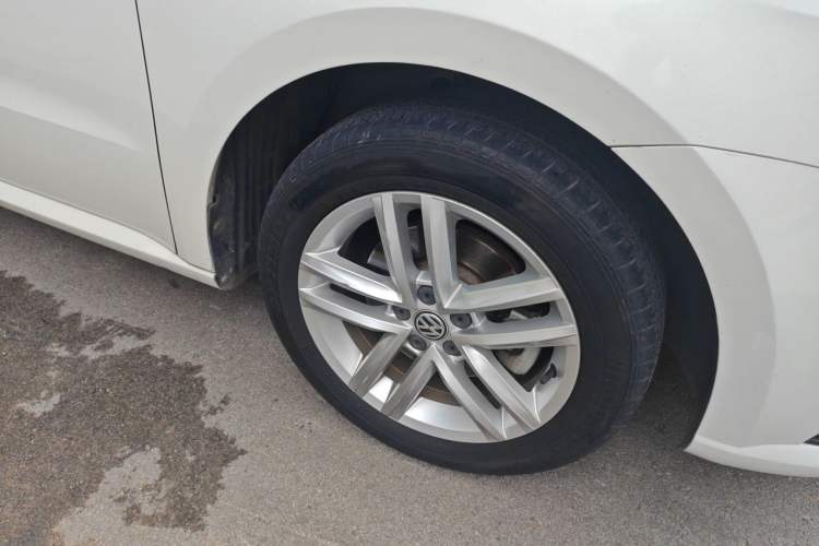Used Volkswagen Gran Lavida 2015 1.6L Automatic Comfort Edition Right Front Wheel Hub