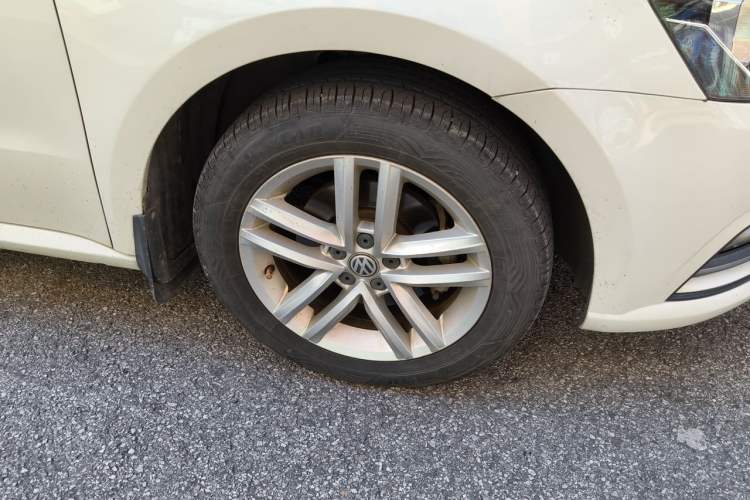 Used Volkswagen Gran Lavida 2015 1.6L Automatic Comfort Edition Right Front Wheel Hub
