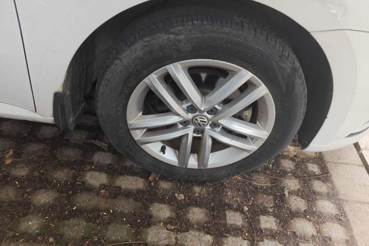 Used Volkswagen Gran Lavida 2015 1.6L Automatic Comfort Edition Right Front Wheel Hub