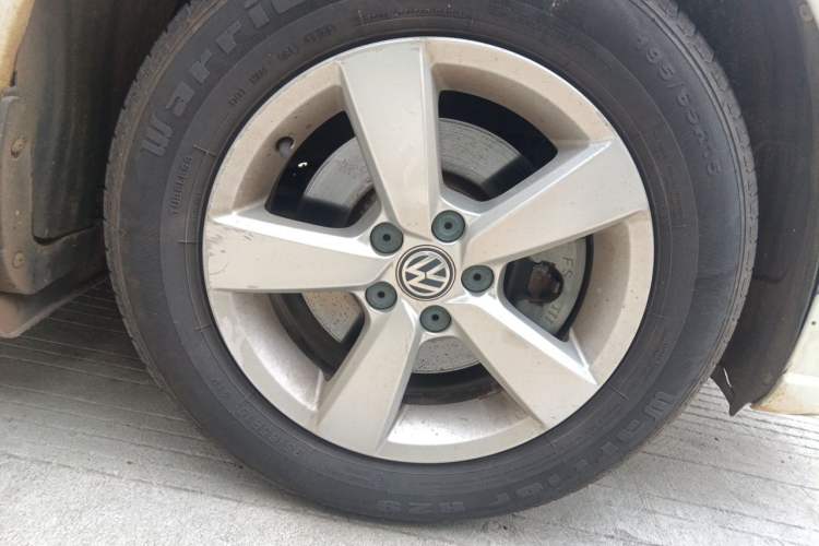 Used Volkswagen Gran Lavida 2015 1.6L Automatic Fashion Edition Right Front Wheel Hub