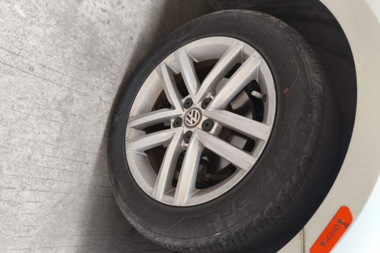 Used Volkswagen Gran Lavida 2015 1.6L Automatic Comfort Edition Right Front Wheel Hub