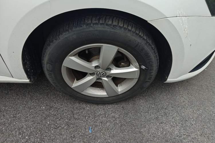 Used Volkswagen Gran Lavida 2015 1.6L Automatic Fashion Edition Right Front Wheel Hub