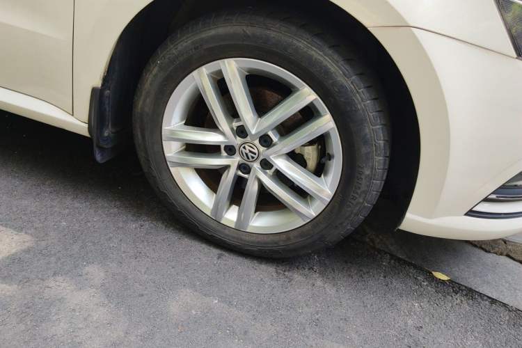 Used Volkswagen Gran Lavida 2015 1.6L Automatic Comfort Edition Right Front Wheel Hub