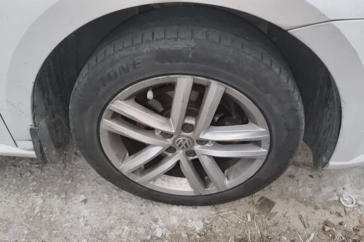 Used Volkswagen Gran Lavida 2015 1.6L Automatic Comfort Edition Right Front Wheel Hub
