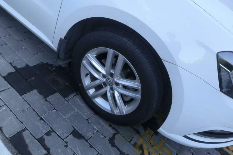 Used Volkswagen Gran Lavida 2015 1.6L Automatic Comfort Edition Right Front Wheel Hub